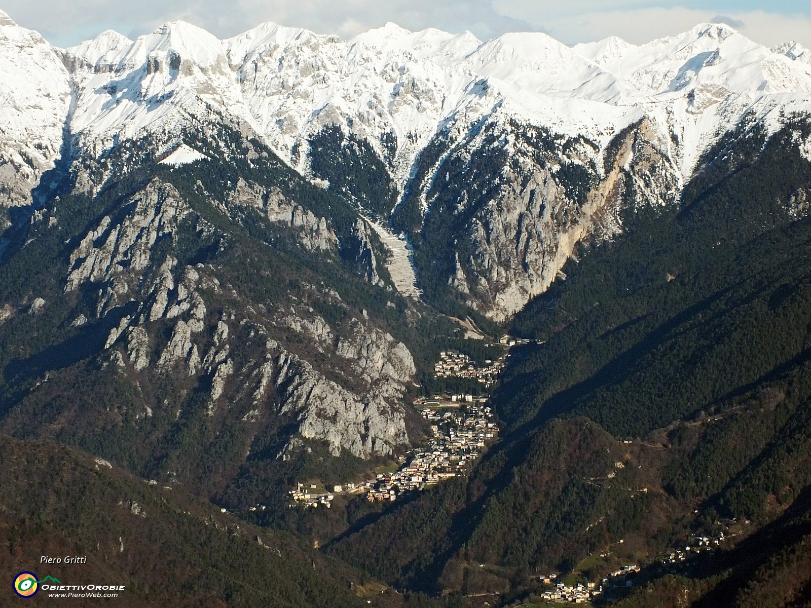 34 Zoom su Piazzatorre e i suoi monti....JPG